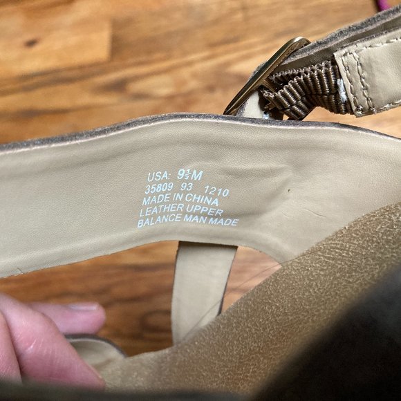 Clarks Gold Sandals Size 9 /12 Like New - Picture 2 of 7